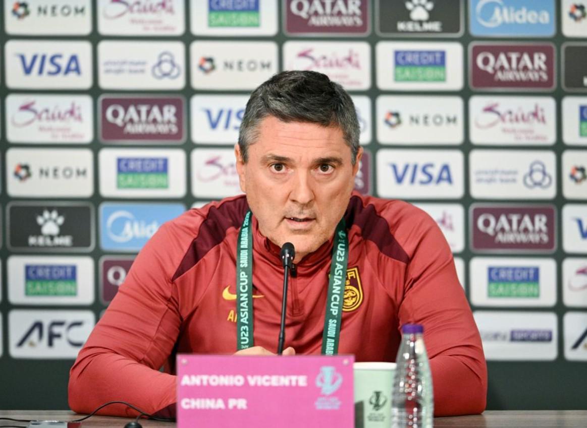 开云在线直播-津媒：安东尼奥知道外界对他的技战术打法多有指责