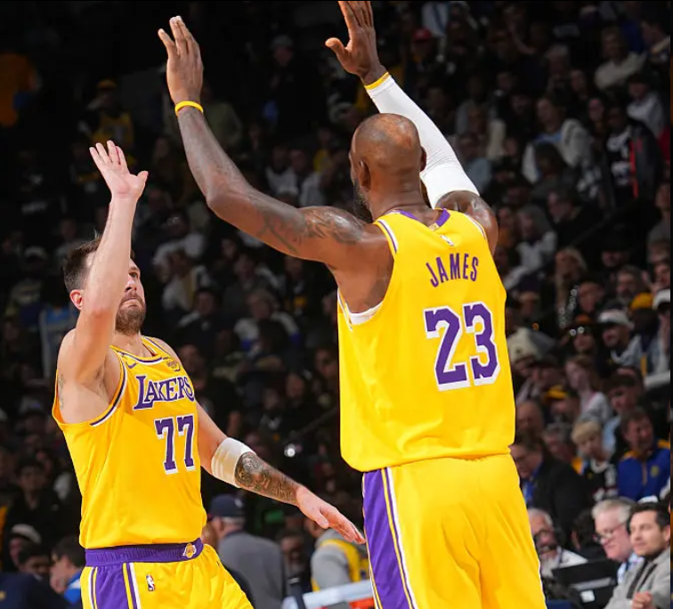 开云体育-狂野西部！西部第三至第七争夺超激烈 3队胜场数相同 湖人再进前6