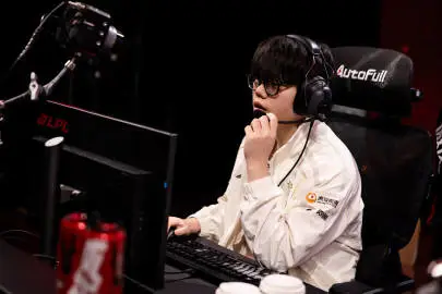 开云下载网址-IG发布队伍赛前调试返图：新春快乐！今天比赛加油！