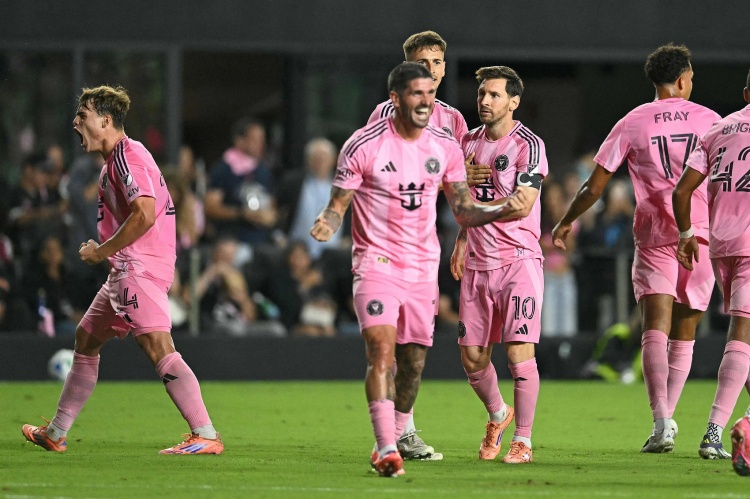 开云体育-记者：德保罗疑似在更衣室遗落物品，摄影师帮忙取了回来