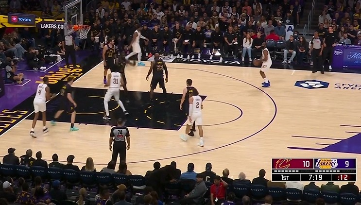 开云体育-外线不设防？哈登侧翼接球 大空位三分调整后稳稳命中